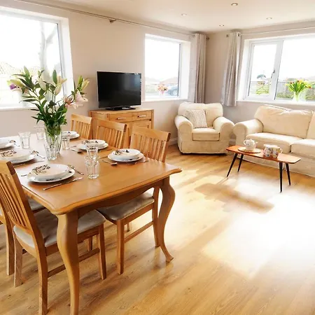 Spacious Rugby Field With Off-street Parking And Ev Fast Point For Electric Cars 惠特比