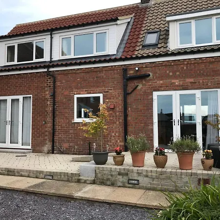 Apartman Spacious Rugby Field With Off-street Parking And Ev Fast Point For Electric Cars