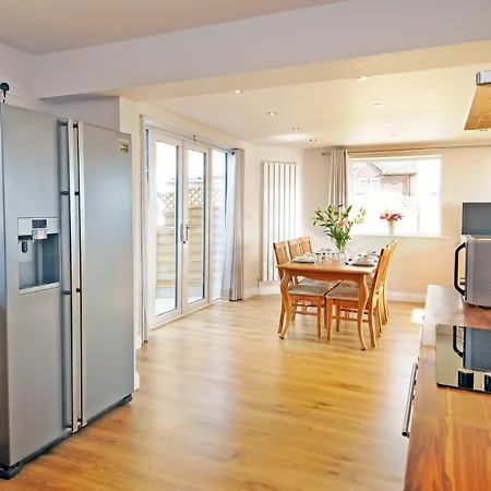 Apartman Spacious Rugby Field With Off-street Parking And Ev Fast Point For Electric Cars *