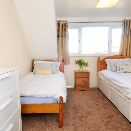 Apartman Spacious Rugby Field With Off-street Parking And Ev Fast Point For Electric Cars