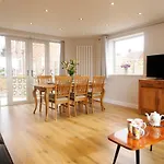Spacious Rugby Field With Off-street Parking And Ev Fast Point For Electric Cars Appartement